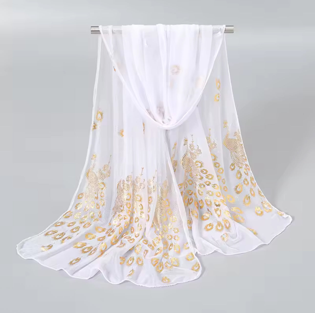 Chal Blanco de Encaje con Bordado Dorado de Pavo Real – Elegancia y Estilo