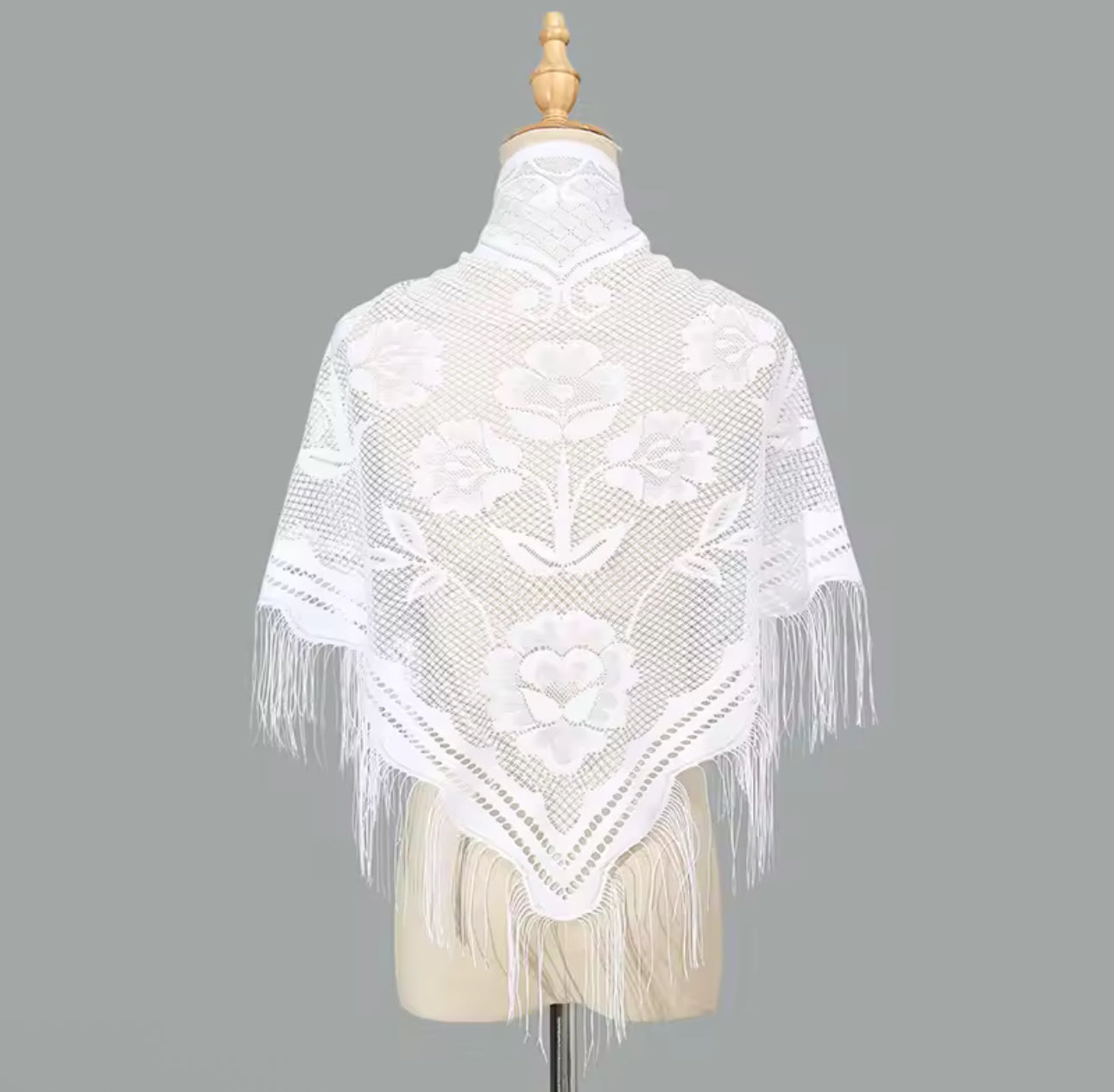 Chal Blanco de Encaje Floral con Flecos – Elegancia Clásica
