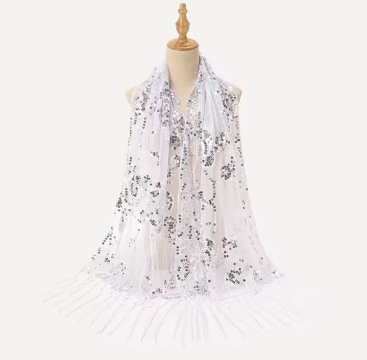 Chal Blanco con Lentejuelas Plateadas y Flecos – Elegancia Brillante