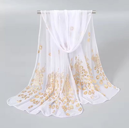 Chal Blanco de Encaje con Bordado Dorado de Pavo Real – Elegancia y Estilo