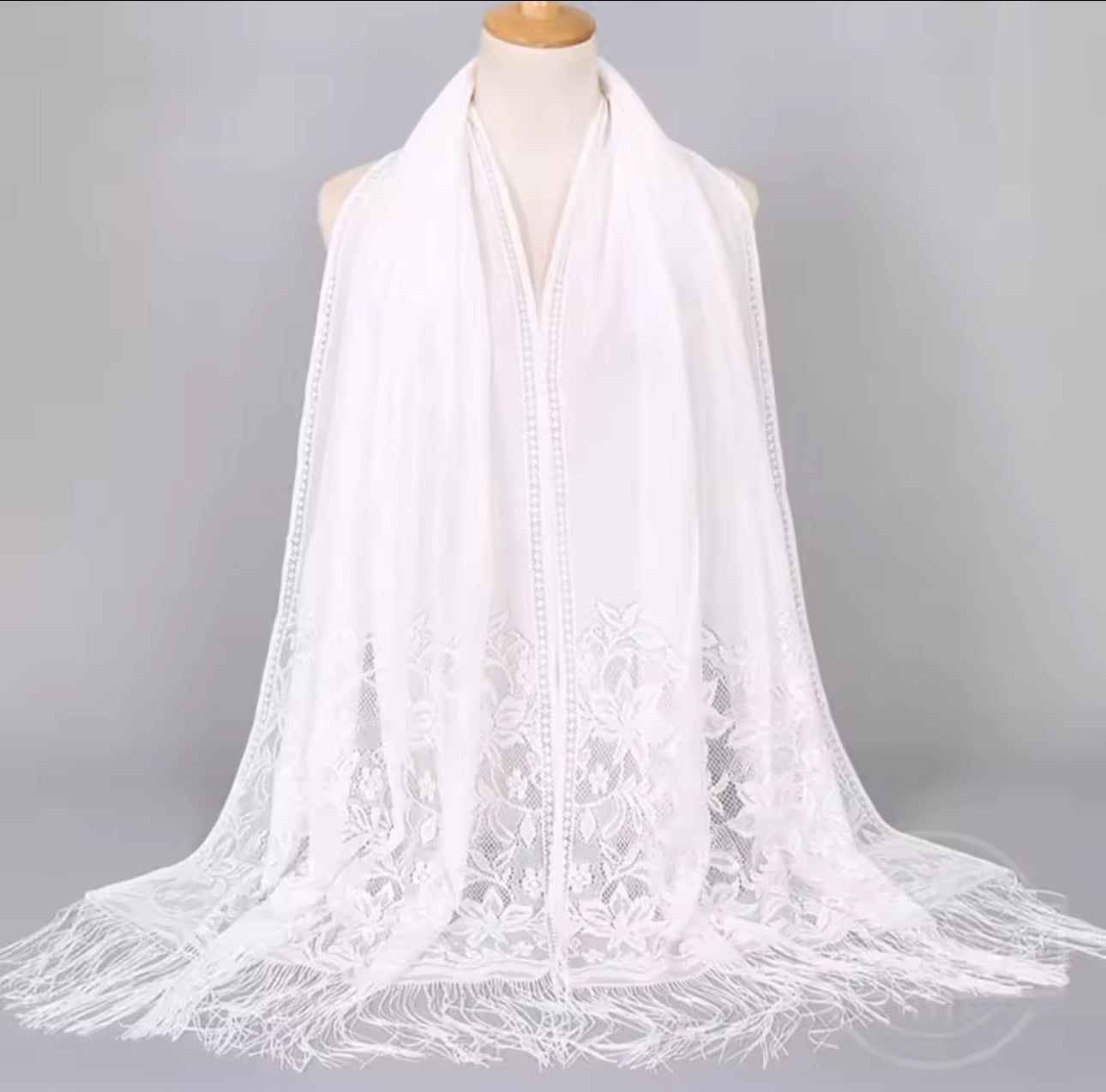 Mantilla Española Blanca con Encaje Floral y Flecos Elegantes