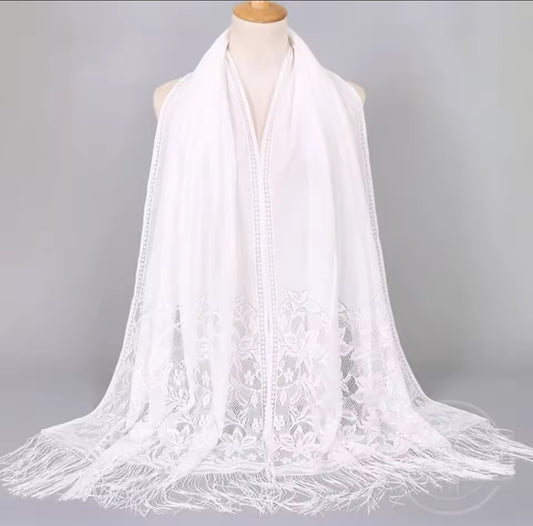 Mantilla Española Blanca con Encaje Floral y Flecos Elegantes