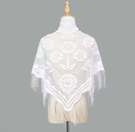 Chal Blanco de Encaje Floral con Flecos – Elegancia Clásica